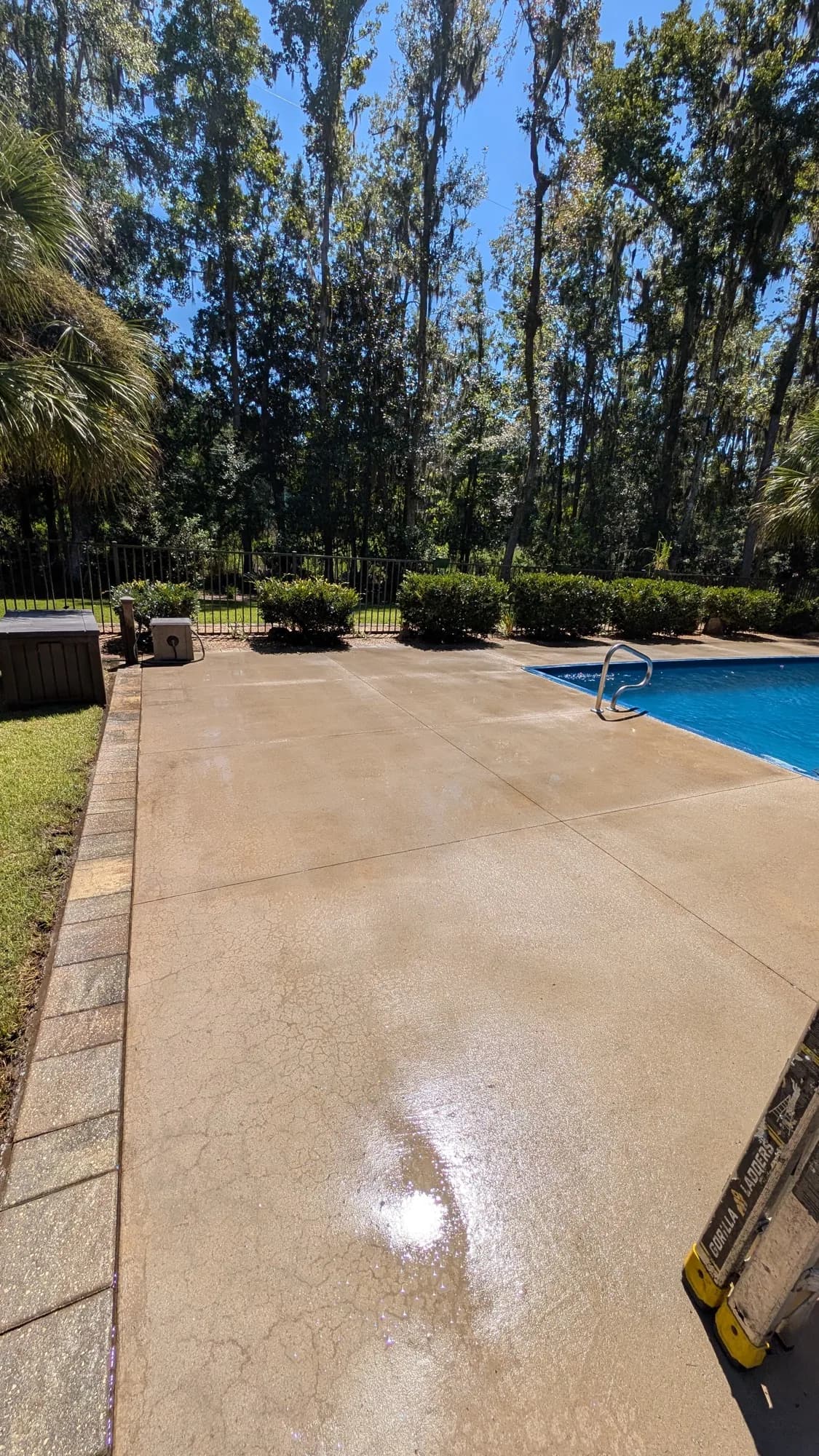 The same pool deck clean and uniform after washing