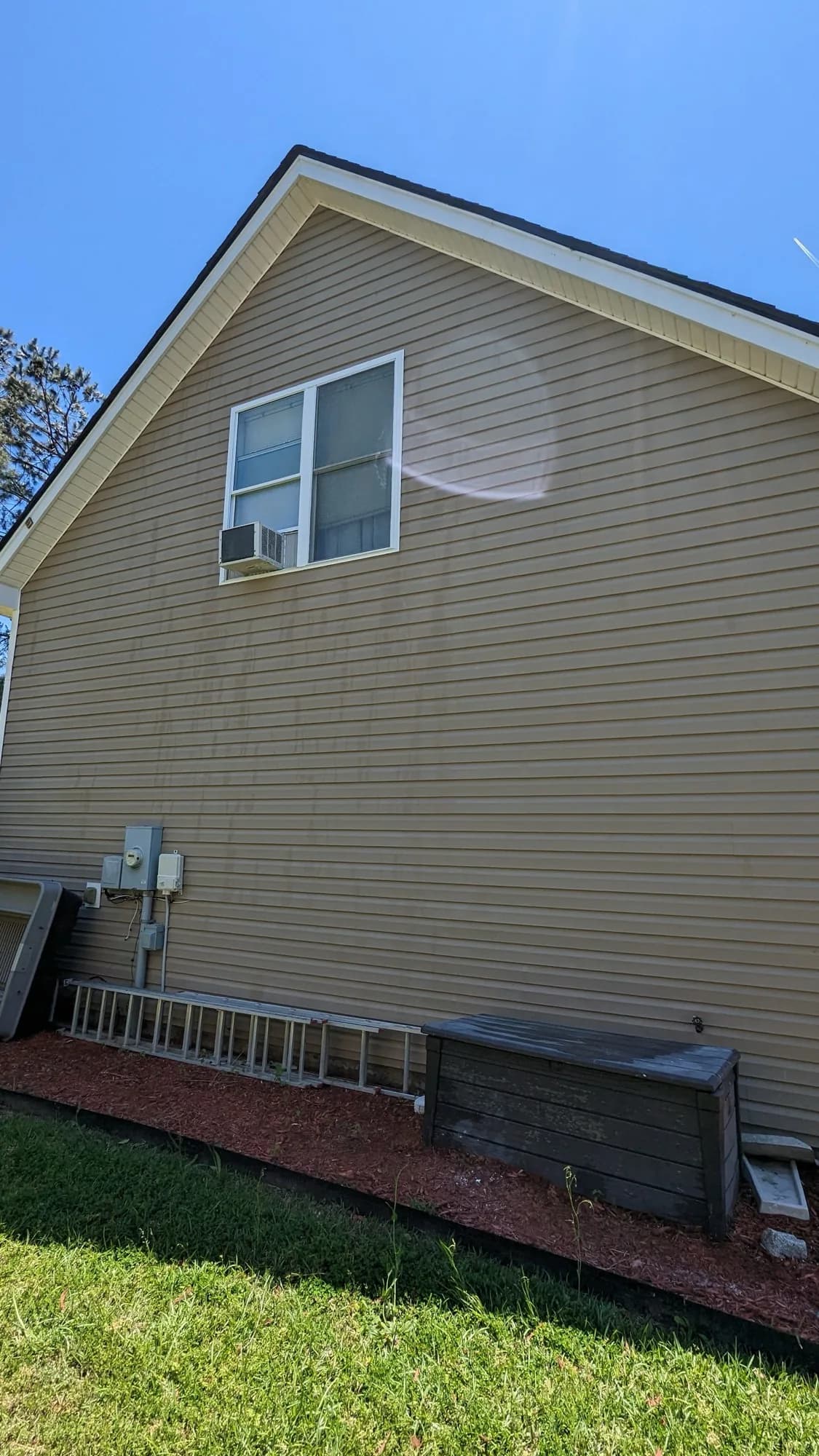 The same house side wall noticeably brighter after washing